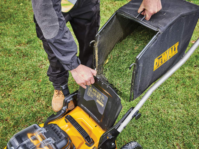DCMW564P2 XR Brushless Lawnmower 18V 2 x 5.0Ah Li-ion DEWDCMW564P2 - Image 3