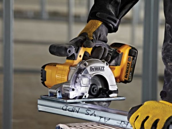 DCS373N XR Metal Cutting Circular Saw 140mm 18V Bare Unit DEWDCS373N - Image 2
