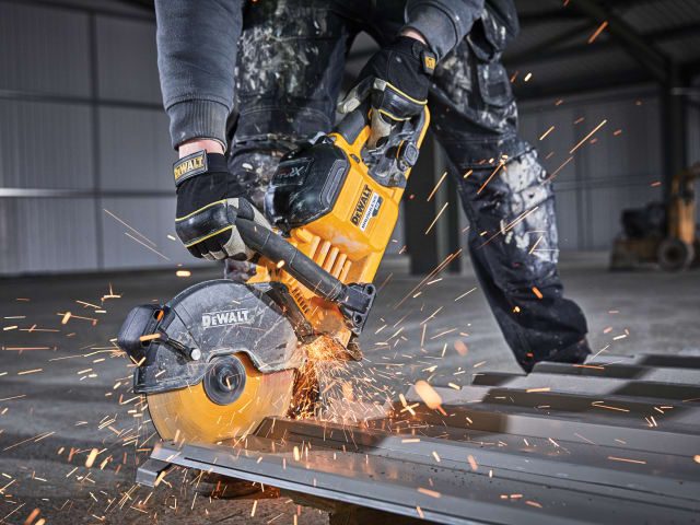 DCS690X2 FlexVolt XR Cut Off Saw 230mm 54V 2 x 3.0Ah Li-ion DEWDCS690X2 - Image 4