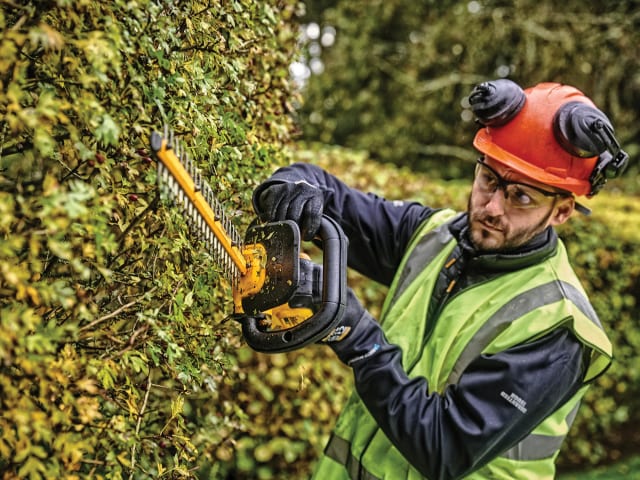 DCMHT563P1 XR Hedge Trimmer 18V 1 x 5.0Ah Li-ion DEWMHT563P1 - Image 3