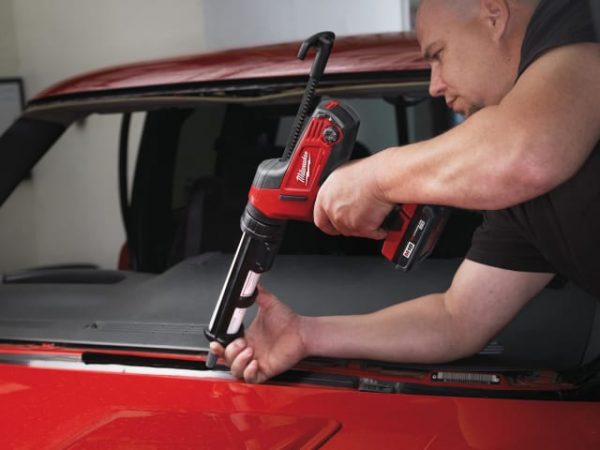 C18 PCG/310C Caulking Gun 310ml 18V 1 x 2.0Ah Li-ion MILC18CG3102 - Image 3