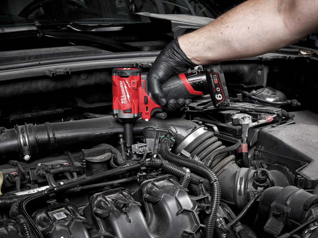 M12 FIW38-622X FUEL Impact Wrench Kit 12V 1 x 2.0Ah & 1 x 6.0Ah Li-ion MILM12FIW38X - Image 2