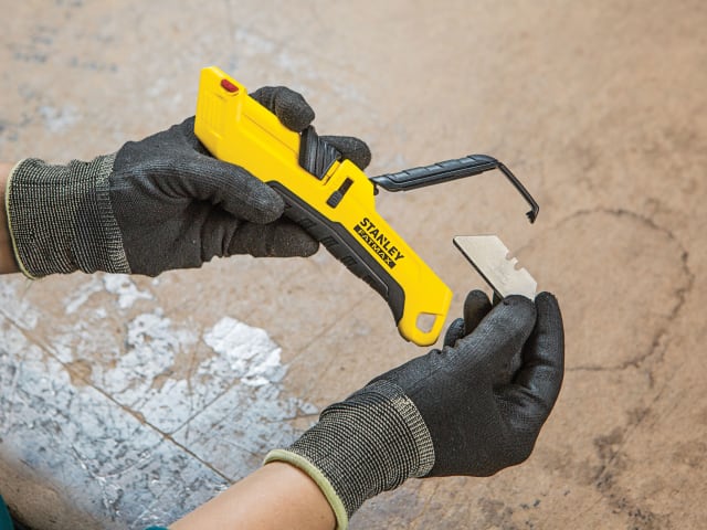FatMax® Auto-Retract Tri-Slide Safety Knife STA010365 - Image 5