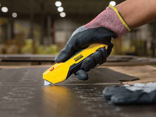 FatMax® Auto-Retract Squeeze Safety Knife STA010369 - Image 2