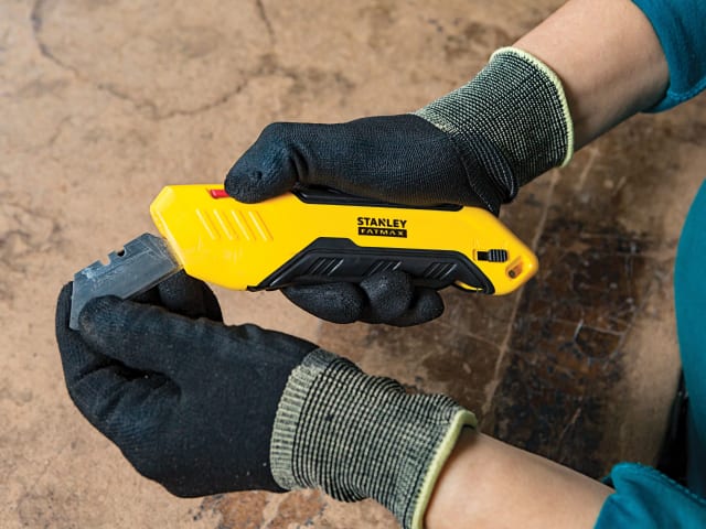 FatMax® Auto-Retract Squeeze Safety Knife STA010369 - Image 3
