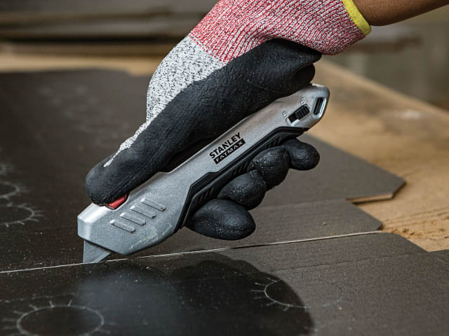 FatMax® Premium Auto-Retract Squeeze Safety Knife STA010370 - Image 2